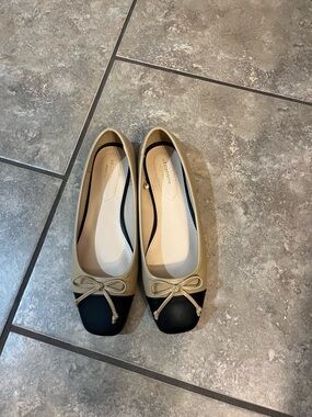 Liz Claiborne Beige and Black Two-Tone Bow Ballet Flats